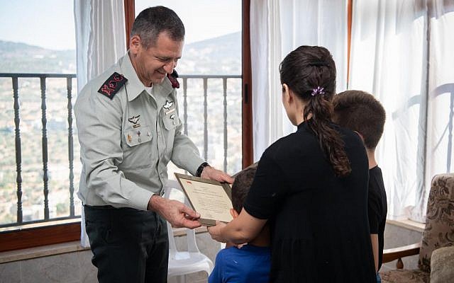 IDF Chief of Staff Aviv Kohavi presents a citation of merit to the family of an IDF officer killed in a failed intelligence operation in the Gaza Strip last year, on September 22, 2019. (Israel Defense Forces)