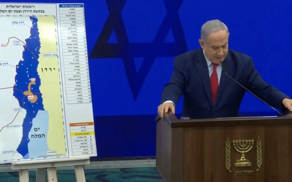 El primer ministro Benjamin Netanyahu pronunció un discurso de campaña junto a un mapa de áreas propuestas de Cisjordania para su anexión el 10 de septiembre de 2019. (captura de pantalla: Facebook)