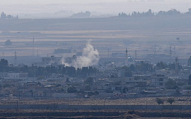 This picture taken on October 18, 2019 from the Turkish side of the border in Ceylanpinar shows smoke rising from the Syrian town of Ras al-Ain on the first week of Turkey's military operation against Kurdish forces. (Ozan KOSE / AFP)
