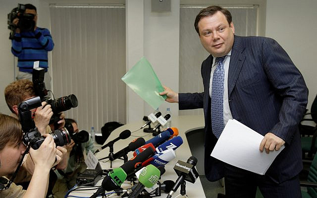 Alfa Group head Mikhail Fridman (right) leaves a press conference in Moscow, on June 16, 2008. (AP Photo/Alexander Zemlianichenko)