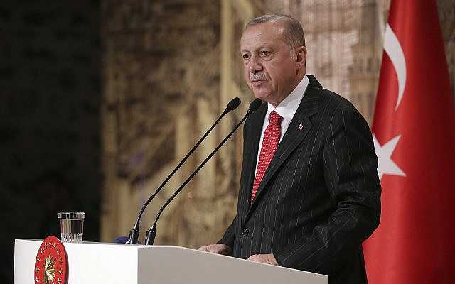 Turkish President Recep Tayyip Erdogan speaks to the foreign media, in Istanbul, October 18, 2019. (Presidential Press Service via AP, Pool)