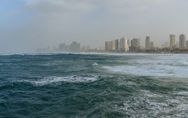 File: Tel Aviv is seen from the boardwalk of the Old City of Jaffa during stormy weather on January 16, 2019 (Tomer Neuberg/Flash90)