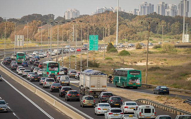 Cars stuck in a traffic jam on Highway 2 (Coastal Road) on the eve of Passover, April 19, 2018. (Meir Vaknin/Flash90)