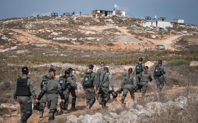 Border Police descend on the Shevah Ha’aretz illegal outpost near Yitzhar to facilitate the demolition of a pair of structures there on October 24, 2019. (Sraya Diamant/Flash90)