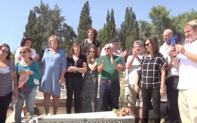 Descendants of Jews saved by Oskar Schindler gather at his gravesite in Jerusalem on October 7, 2019 (Channel 13 screenshot)