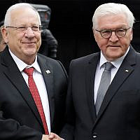 German President Frank-Walter Steinmeier, right, welcomes President Reuven Rivlin at a ceremony commemorating the 11 Israeli athletes who were killed in a terrorist attack during the 1972 Olympic Games in Munich, Germany, September 6, 2017. (AP/Matthias Schrader)