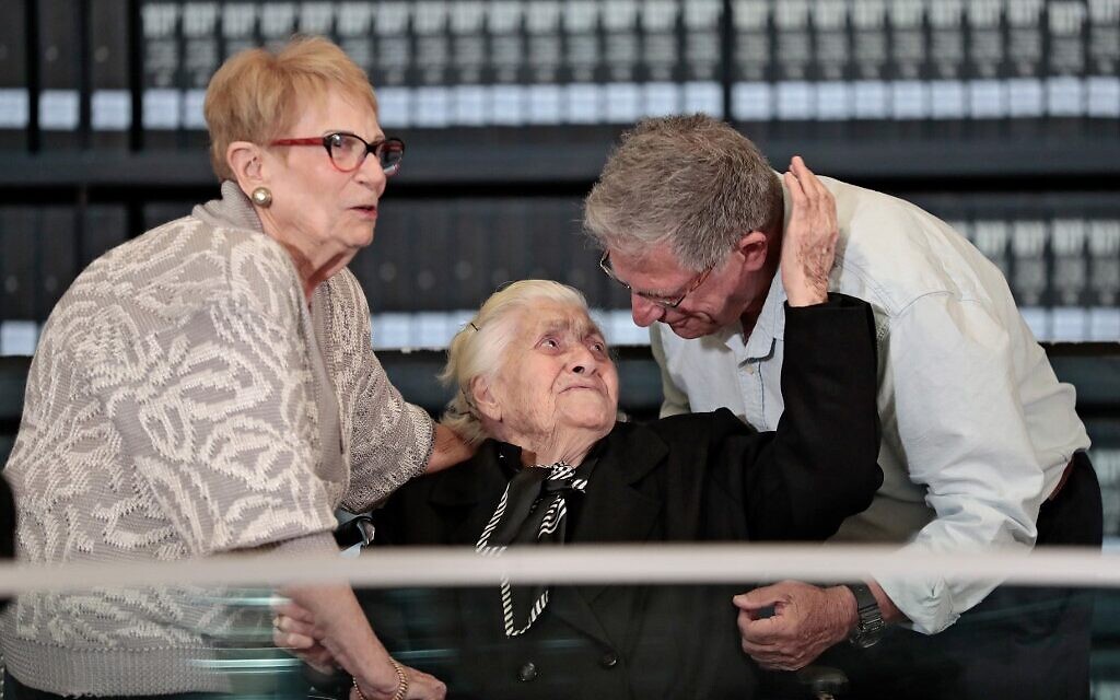 Greek World War II rescuer Melpomeni Dina (C) reacts as she is reunited with Holocaust survivors Yossi Mor (R) and his sister Sarah Yanai, whom she helped escape in 1943, at the Hall of Names at the Yad Vashem Holocaust Memorial museum in Jerusalem, on November 3, 2019. (Emmanuel DUNAND / AFP)