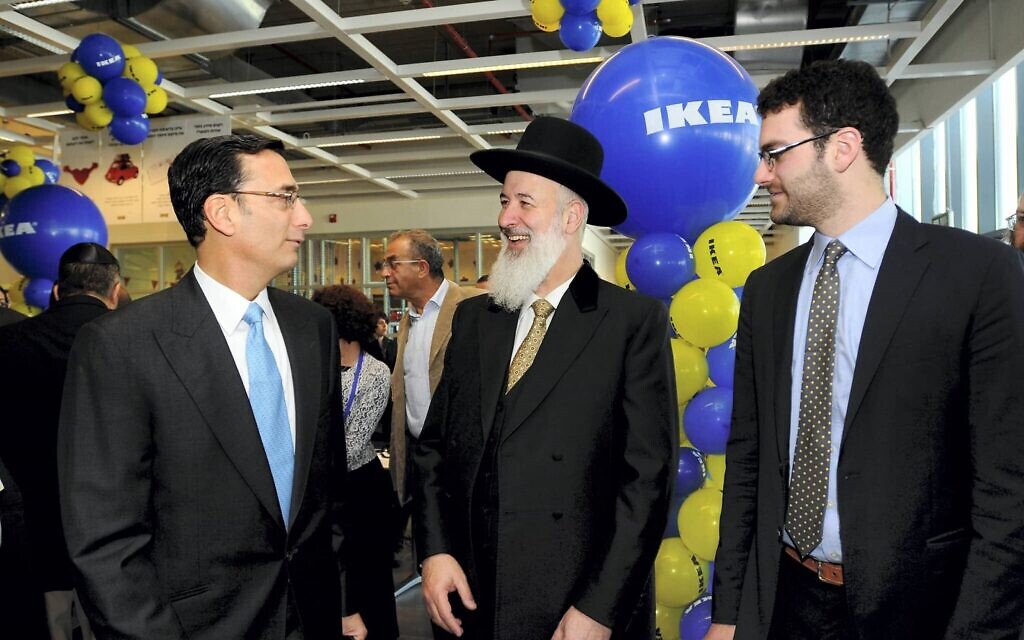 Matthew (L) and Jeremy Bronfman with Chief Rabbi Yona Metzger at IKEA's opening in 2012. (Flash 90)