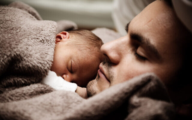 Illustrative: Father and baby sleeping (Vera Kratochvil/publicdomainpictures.net/CC Public Domain)