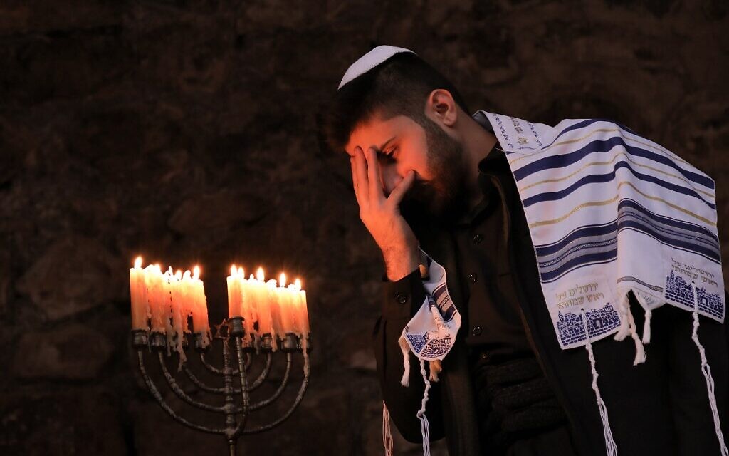 A member of Iraq's Kurdish Jewish community takes part in a ceremony on the last night of the Jewish holiday of Hanukkah in the Iraqi town of Al-Qosh, December 29, 2019. (SAFIN HAMED / AFP)