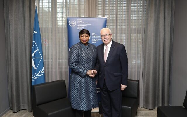 ICC Prosecutor Fatou Bensouda (left) with Palestinian Foreign Minister Riyad al-Maliki on the sidelines of the ICC Assembly of States Parties in The Hague, December 2, 2019 (courtesy International Criminal Court)