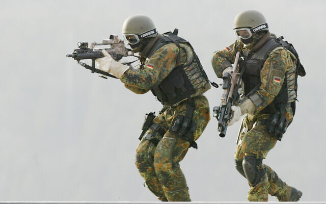 Illustrative: Soldiers of the Special Forces (KSK) of the German army show an exercise in Calw, southwestern Germany, February 5, 2004. (Thomas Kienzle/AP/File)