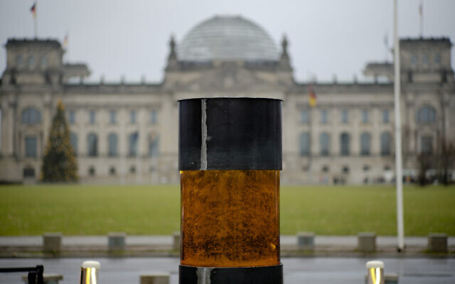 This photo from December 2, 2019, shows an oversized urn placed by the artist group 'Center for Political Beauty" in front of German parliament building, the Reichstag, in Berlin, Germany. (Photo/Markus Schreiber)