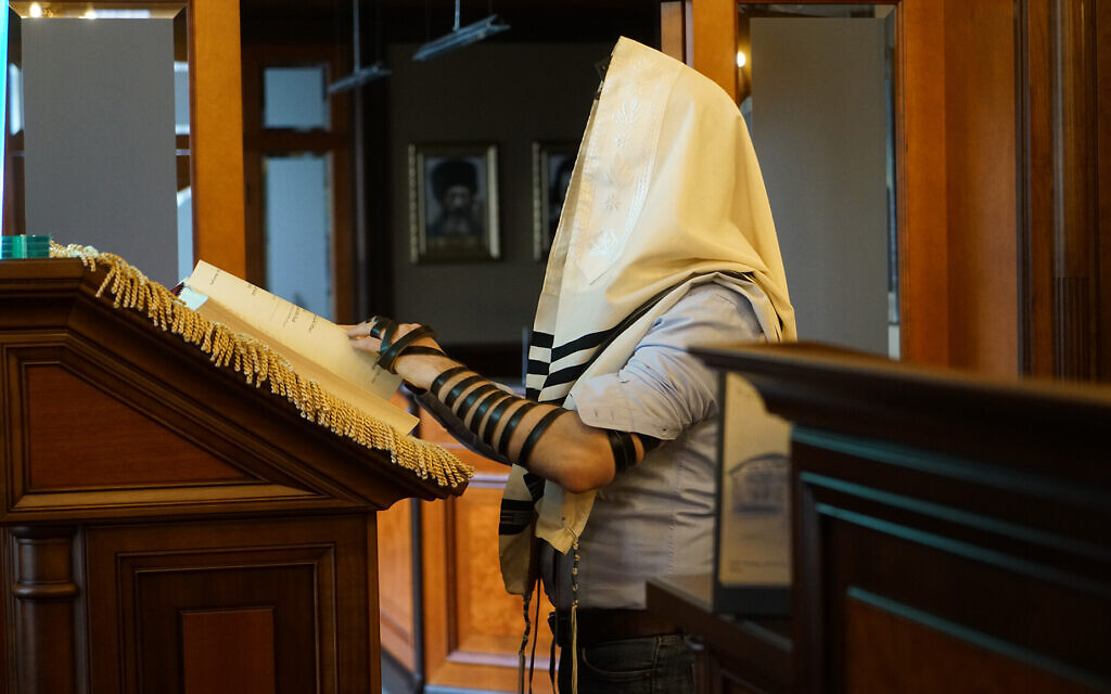 Alexander Vetshteyn prays at the Jurmala synagogue, October 30, 2019. (Cnaan Liphshiz/JTA)