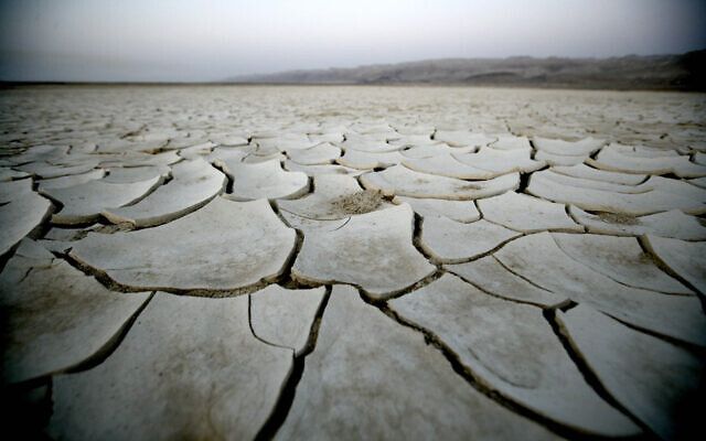 Dry earth in time of drought, north of Israel's Dead Sea.(ABIR SULTAN/Flash90)