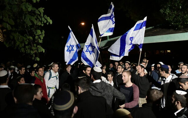 Hundreds protest Shabbat buses outside Tel Aviv mayor's home | The ...
