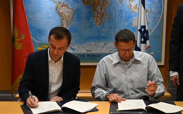 Montenegro Defense Minister Pedrag Boskovic (L) and Israeli Defense Ministry General Director Maj. Gen. (Res.) Udi Adam, sign a defense deal, December 15, 2019 (Defense Ministry)