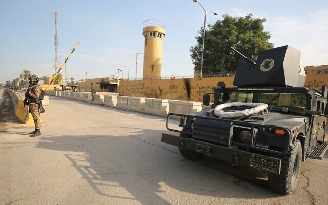 Las fuerzas iraquíes de lucha contra el terrorismo hacen guardia frente a la embajada de Estados Unidos en la capital, Bagdad, el 2 de enero de 2020 (Ahmad Al-Rubaye / AFP)