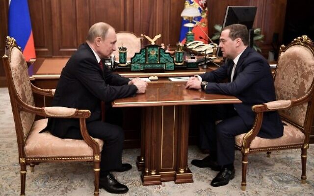 Russian President Vladimir Putin (left) meets with Prime Minister Dmitry Medvedev in Moscow on January 15, 2020. (Alexey Nikolsky/Sputnik/AFP)