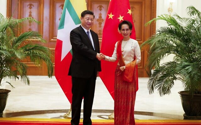 Chinese President Xi Jinping (L) and Myanmar State Counsellor Aung San Suu Kyi shake hands before a bilateral meeting at the Presidential Palace in Naypyidaw on January 18, 2020. (Photo by Nyein CHAN NAING / POOL / AFP)
