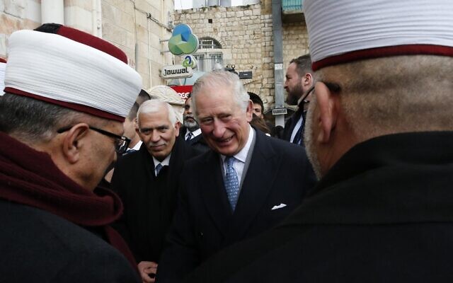 El Príncipe Carlos de Gran Bretaña se reúne con clérigos musulmanes palestinos frente a la mezquita Omar Ben al-Khattab de Belén el 24 de enero de 2020. (Hazem BADER / AFP)