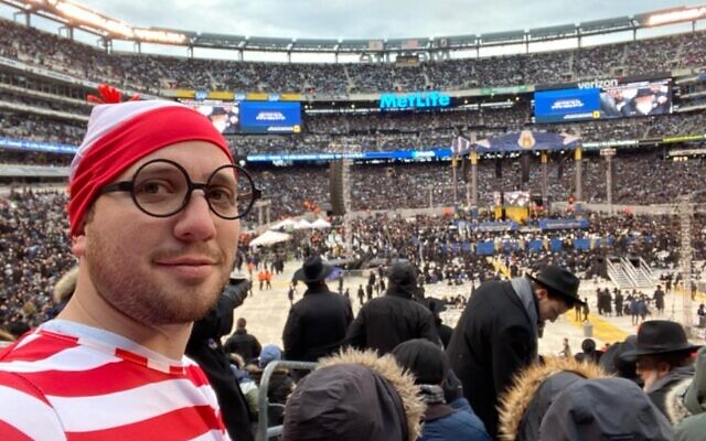 Jonathan Gray takes a selfie dressed as Waldo during the Siyum HaShas in New Jersey, January 1, 2020. (Twitter)