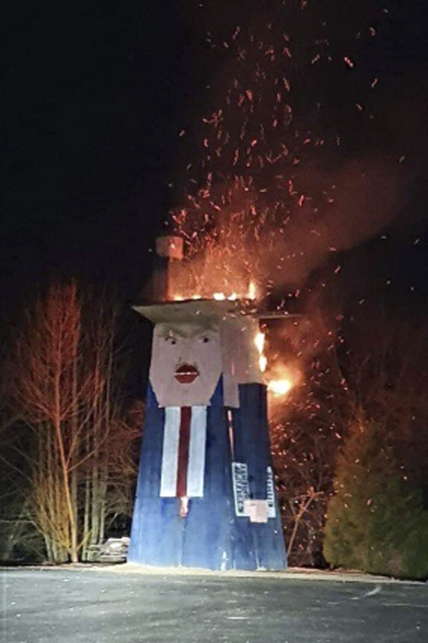 Wooden trump burning in slovenia ile ilgili görsel sonucu