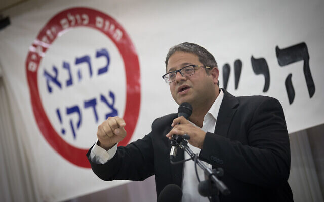 Itamar Ben Gvir of the Otzma Yehudit party speaks during a ceremony in Jerusalem marking the 27th anniversary of the killing of extremist rabbi Meir Kahane, November 7, 2017. The sign behind him reads, "Kahane was right!" (Yonatan Sindel/Flash90)