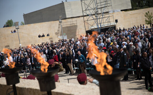 The audience stands for the Israeli national anthem at the end of the memorial ceremony at Yad Vashem Holocaust museum as Israel marks the country's annual Holocaust Remembrance Day, April 12, 2018. (Hadas Parush/Flash90)