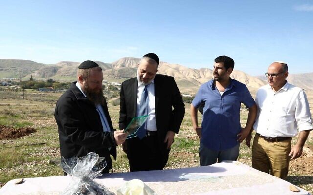 El ministro del Interior, Aryeh Deri, segundo a la izquierda, visitando el Valle del Jordán el 28 de enero de 2019. (Campaña Yaakov Cohen / Shas)