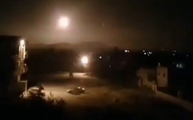 Se observan explosiones en los cielos sobre Damasco cuando el ejército sirio dispara armas antiaéreas a los misiles entrantes durante un ataque atribuido a Israel el 6 de febrero de 2020. (SANA)