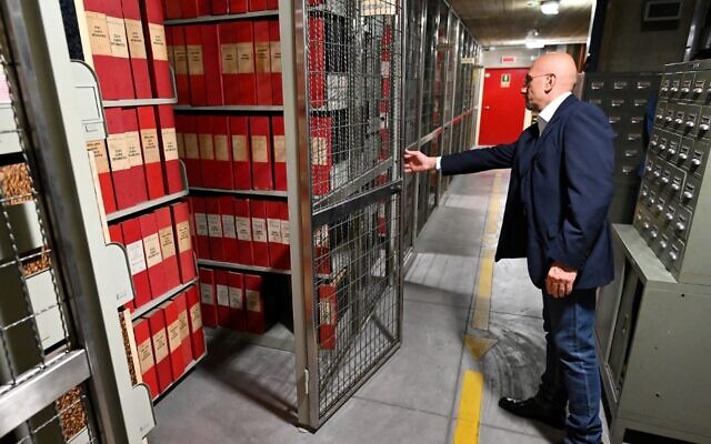 An attendant opens the section of the archive dedicated to Pope Pius XII on February 27, 2020 in the Vatican Apostolic Secret Archive, at the Vatican. (Alberto PIZZOLI / AFP)