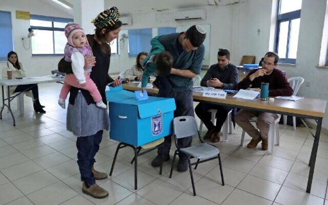 Israelis vote during parliamentary election at a polling station in the Israeli settlement of Nokdim in the West Bank on March 2, 2020 (GALI TIBBON / AFP)