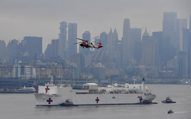 The USNS Comfort medical ship moves up the Hudson River as it arrives in New York on March 30, 2020. (Angela Weiss / AFP)