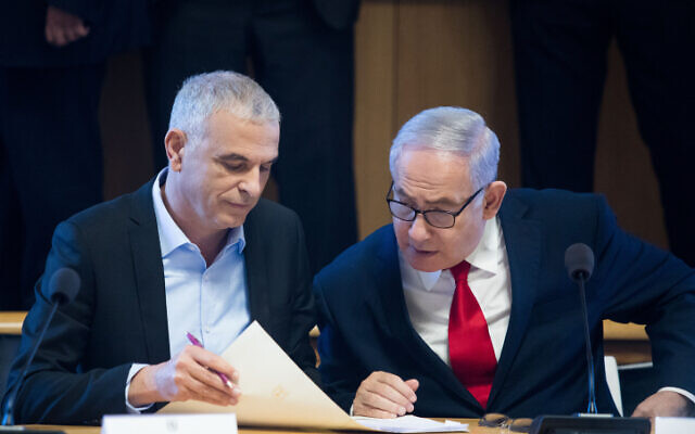 Prime Minister Benjamin Netanyahu (R) and Finance Minister Moshe Kahlon in Jerusalem on March 11, 2019. (Aharon Krohn/Flash90)