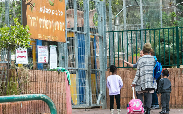 Students arrive to Hadar Elementary School in Kfar Yona, on March 12, 2020. (Chen Leopold/Flash90)