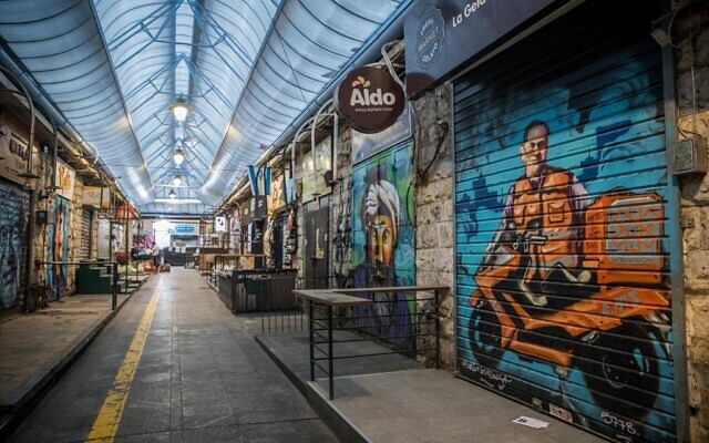 A view of the empty Mahane Yehuda market in Jerusalem, March 26, 2020. (Yonatan Sindel/Flash90)