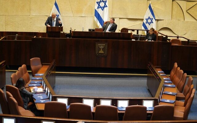 Blue and White leader Benny Gantz (L) addressing the Knesset next to Knesset Speaker Yuli Edelstein, March 23, 2020. (Shmulik Grossman/Knesset)