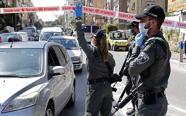 Israeli police officers check vehicles at a checkpoint in the predominantly ultra-Orthodox city of Bnei Brak, near Tel Aviv, on April 3, 2020. (Jack Guez/AFP)
