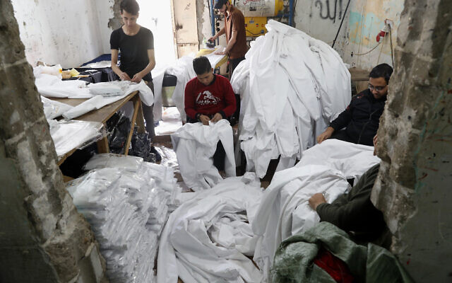 En esta foto de archivo del lunes 30 de marzo de 2020, los palestinos confeccionan trajes protectores destinados a proteger a las personas del coronavirus, que se exportarán a Israel, en una fábrica local en la ciudad de Gaza (Foto AP / Adel Hana, archivo)
