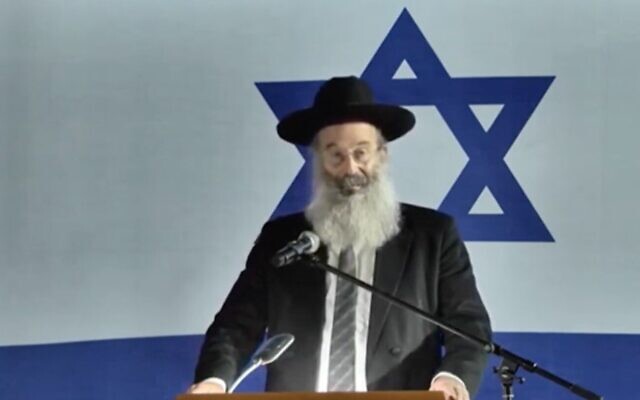 Screen capture from video of Bnei Brak Mayor Avraham Rubinstein during a ceremony to mark Israel's Memorial Day, April 27, 2020. (Ynet)