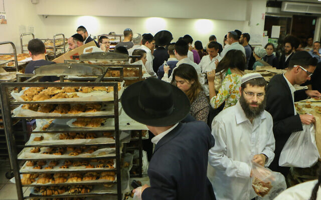 Illustrative: Israelis buying bread at the end of Passover, at a bakery in Jerusalem, April 30, 2016. (Shlomi Cohen/Flash90)