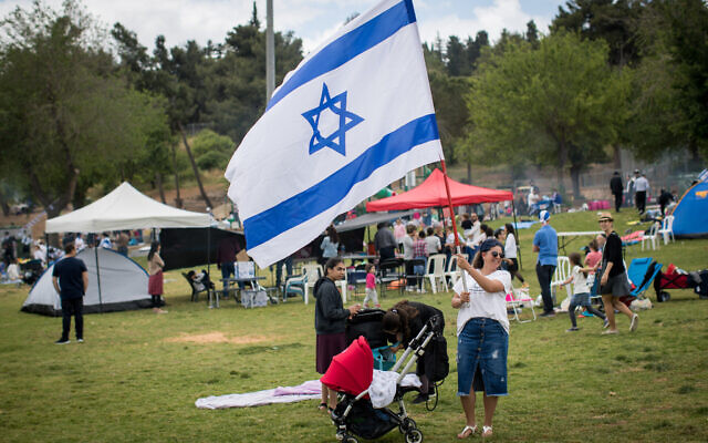 People celebrating Israel's 71st Independence Day in Saker Park in Jerusalem, May 9, 2019. (Yonatan Sindel/ Flash90)