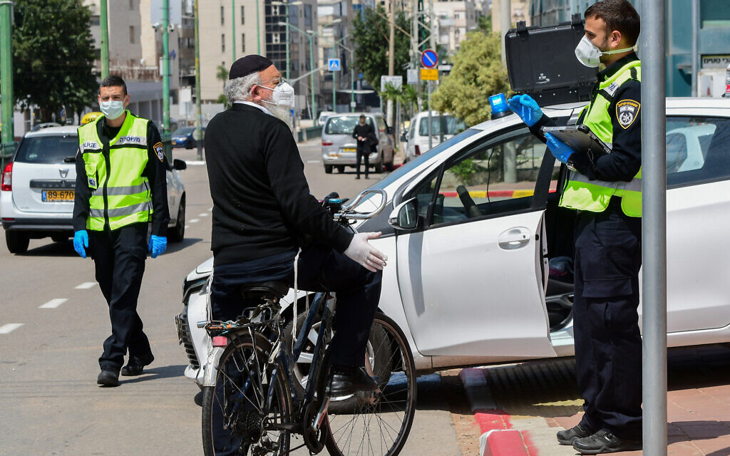 Israeli police man a checkpoint in the predominantly ultra-Orthodox Jewish city of Bnei Brak as part of efforts to contain the coronavirus on April 2, 2020. (Avshalom Sassoni/Flash90)