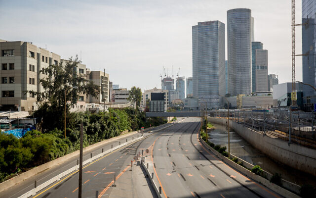 Ilustrativo: A rodovia Ayalon vazia em Tel Aviv em 4 de abril de 2020 (Miriam Alster / Flash90)