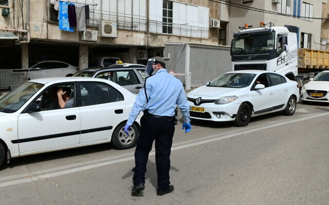 Israeli police officers at a checkpoint located at the entrance to the Ultra-Orthodox city of Bnei Brak, April 5, 2020. ( Tomer Neuberg/Flash90)