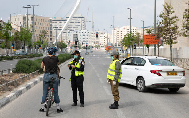 Police at a temporary checkpoint in Jerusalem on April 15, 2020 (Olivier Fitoussi/Flash90)