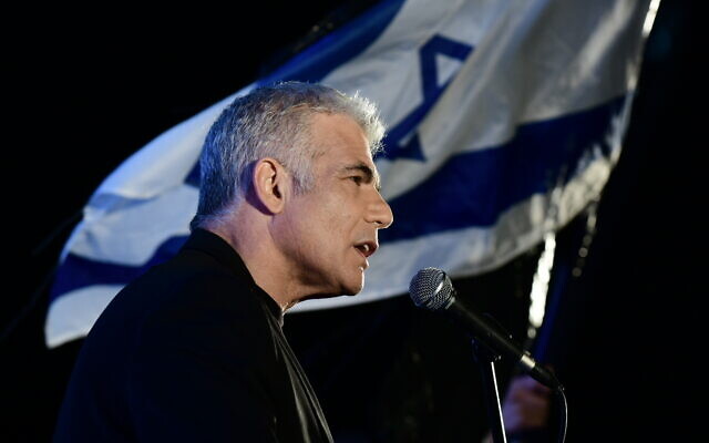 MK Yair Lapid speaks during a protest against Prime Minister Benjamin Netanyahu calling on him to quit, at Rabin Square in Tel Aviv on April 19, 2020. (Photo by Tomer Neuberg/Flash90)