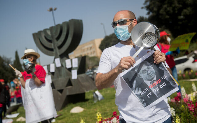 Israeli self-employed and small business owners participate in a rally calling for financial support from the government outside the Knesset in Jerusalem, on April 19, 2020. (Yonatan Sindel/Flash90)