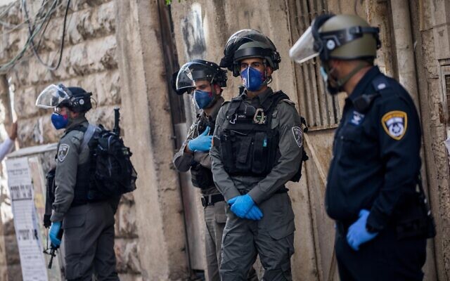 Police officers during a raid in the ultra-orthodox Jewish neighborhood of Mea Shearim on April 22, 2020. (Yonatan Sindel/Flash90)